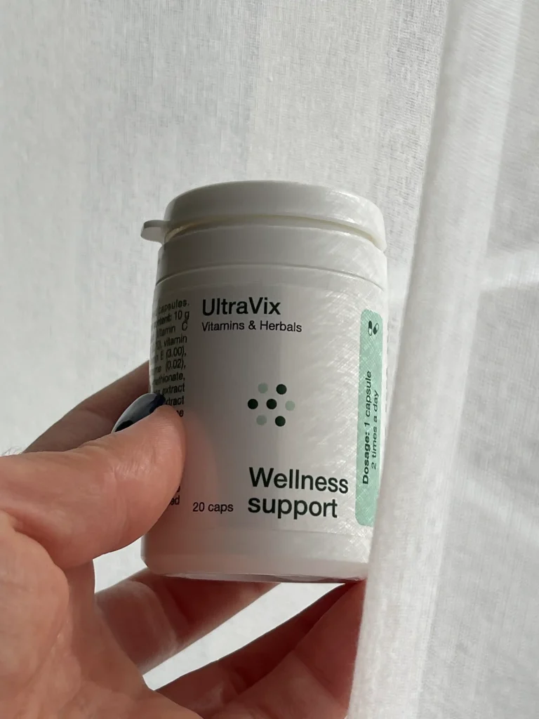 Barattolo UltraVix tenuto in mano con etichetta visibile