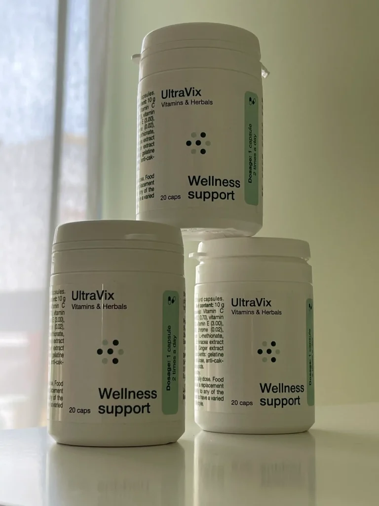 Tre barattoli UltraVix impilati davanti alla finestra