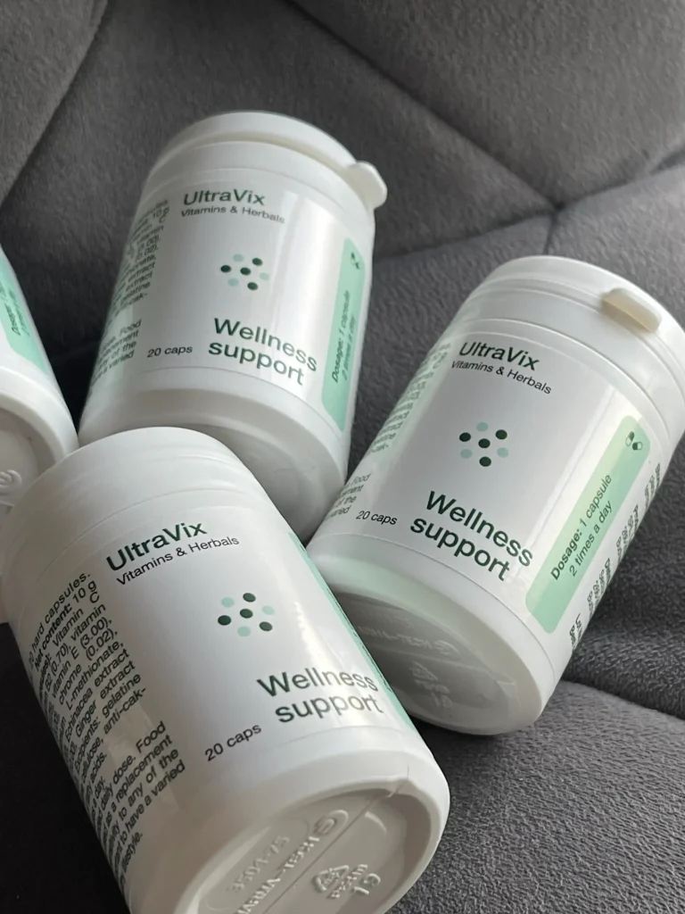 Barattoli UltraVix su un divano, formato compatto